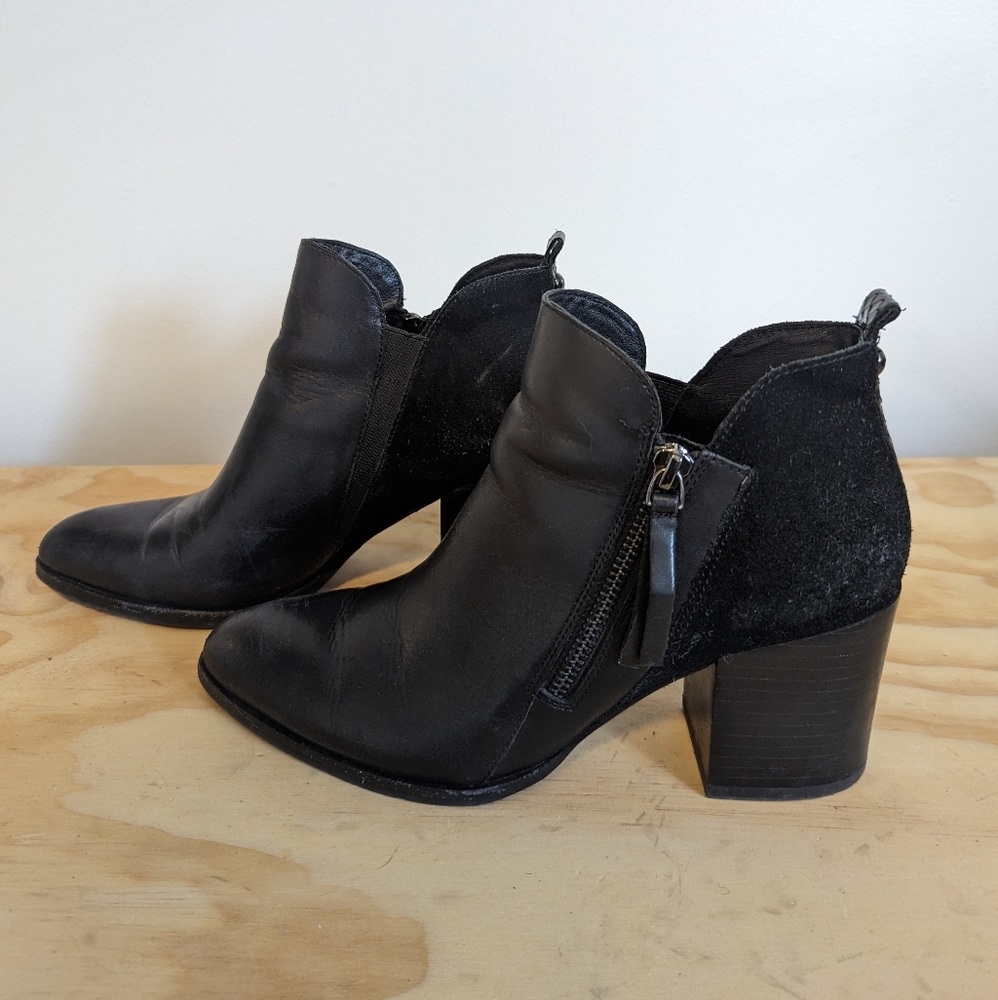 Donald J Pliner Edyn black leather ankle boots block heel pointed toe 7